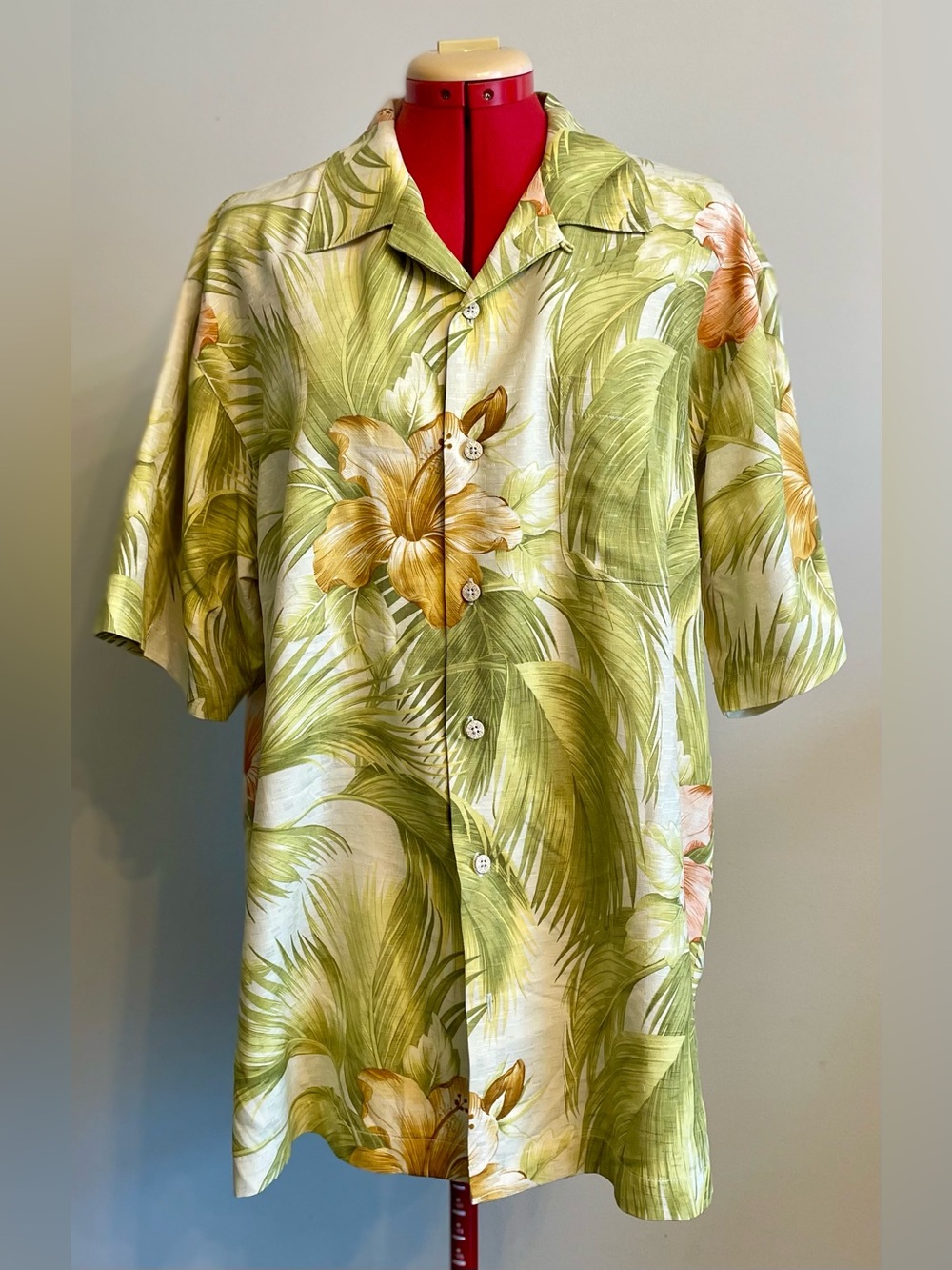 Tommy Bahama - all silk button up shirt Size Medium
